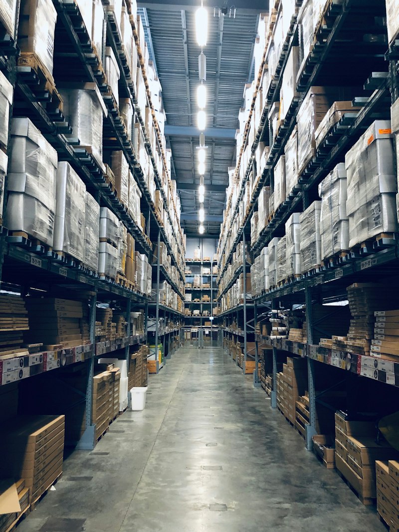 Aktivitas logistik dan pasokan produk plastik